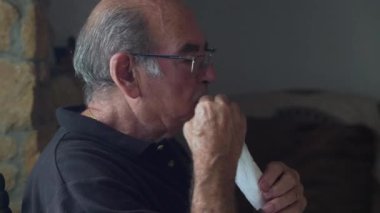 Son sınıf öğrencisi yemekten sonra ağzını peçeteyle siliyor. 80 'ler