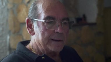 Son sınıf öğrencisi yemekten sonra ağzını peçeteyle siliyor. 80 'ler