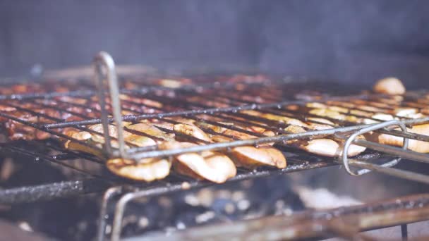 Виготовлення вогню для барбекю — стокове відео