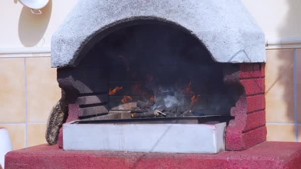 Fac foc pentru grătar — Videoclip de stoc
