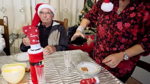 Dziadek pije szampana przy świątecznym stole.. — Wideo stockowe