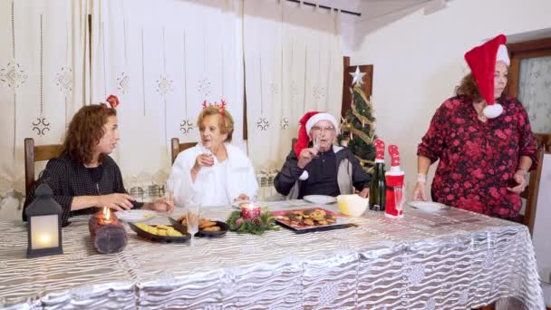 Счастливая семья празднует Рождество ужин, говорить и смеяться. — стоковое видео