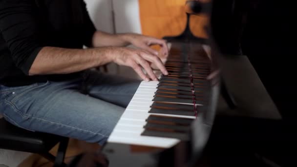 Professioneller Pianist am Klavier — Stockvideo