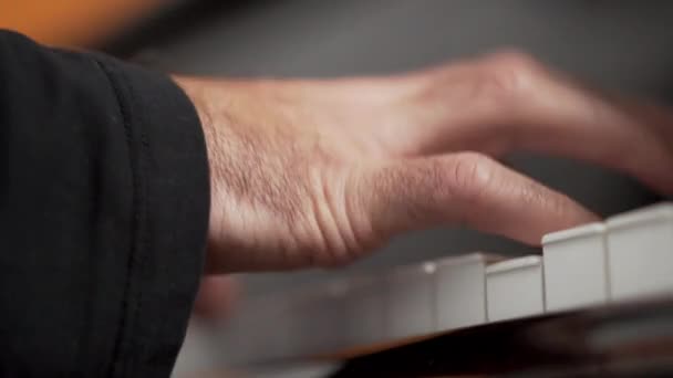 Pianista profesional tocando el piano — Vídeo de stock