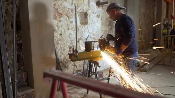 Arbejder brug Elektrisk kværn skæring metal – Stock-video