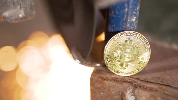Trabalhador usar moedor elétrico corte bitcoin moeda — Vídeo de Stock