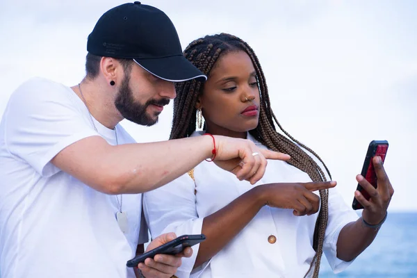 Mobil 'de Komik Medyayla Gülen İki Arkadaş