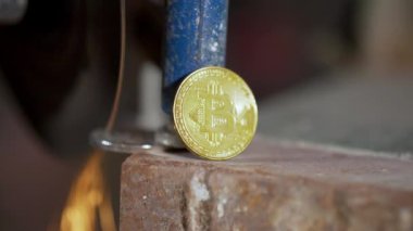  İnşaat işçisi radyal makineyle bitcoin kesiyor