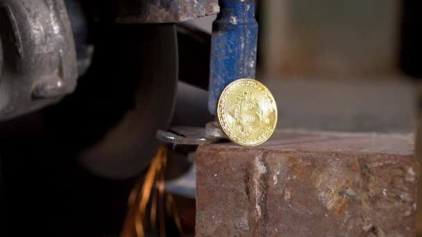 Trabalhador usar moedor elétrico corte bitcoin moeda — Vídeo de Stock