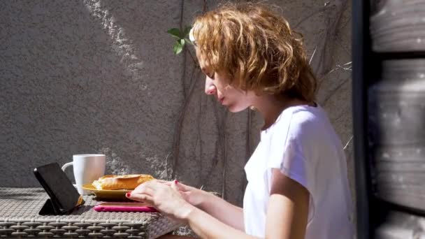 Young adult checking at social media while having breakfast. — Stock Video