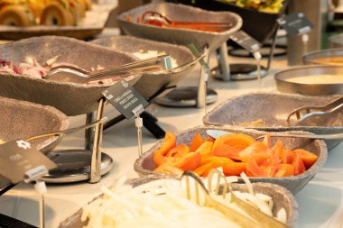 Otel büfe masasında sebze, meyve, aperatif ve ordövr servis edilir.