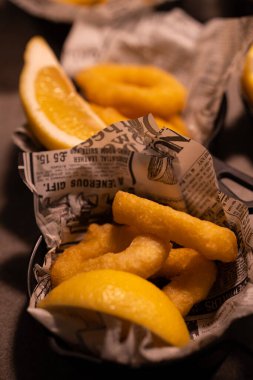  Kalamar aperatifi organik tepside kızarmış kalamar..