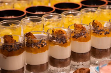 Bardakta çikolatalı ve bisküvili kek..