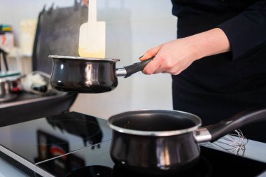  Pasta şefi güzel ve lezzetli bir pasta yapıyor..