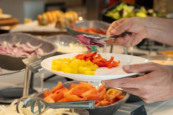 Homens que se ajudam a comer no buffet do hotel. — Fotografia de Stock