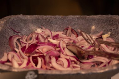  Restoranda salata büfesi, soğan kasesi, sağlıklı yiyecekler..