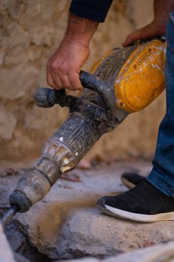  Kazı makineli inşaat işçisi zemini kaldırıyor..