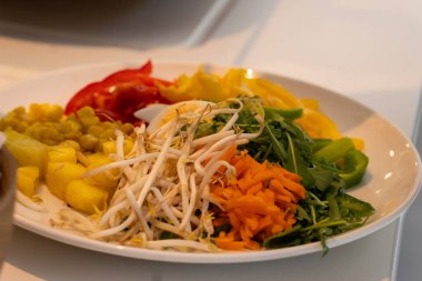  Salata tabağı yemeye hazır. Sağlıklı gıda konsepti..