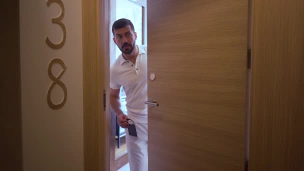男性はホテルの部屋のドアにサインを邪魔しません. — ストック動画