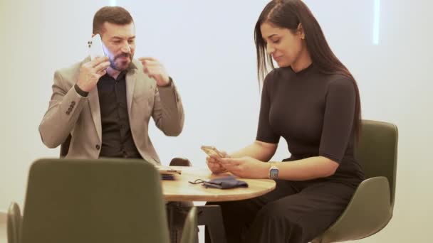 Businessman and businesswoman in a telephone meeting. — Stock Video