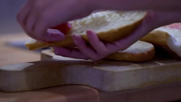 Menyiapkan sandwich baguette berkerak. — Stok Video