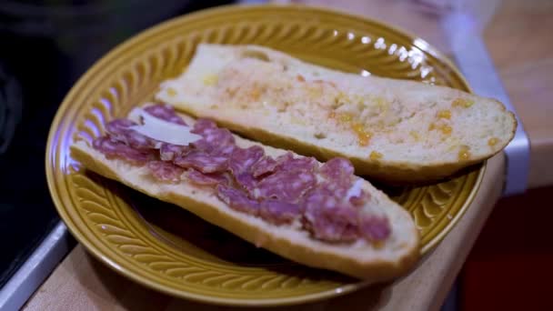 Menyiapkan sandwich baguette berkerak. — Stok Video