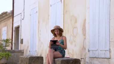  Genç kadın bir ödül kazandığını öğreniyor..