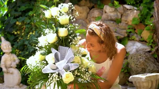 Regalo de San Valentín. Feliz ramo de flores de rosas blancas — Vídeos de Stock