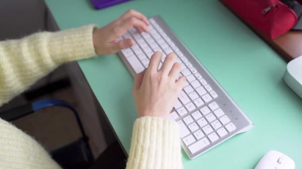 Mladá žena psaní na klávesnici počítače. — Stock video