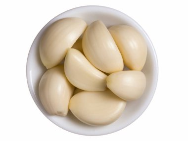 Beyaz arka planda izole edilmiş sarımsaklı karanfiller.