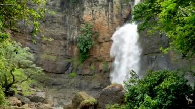 Endonezya 'nın Sukabumi bölgesindeki Cimarinjung şelalesinin video kaydı. Geopark Cileteuh bölgesinde doğal bir şelalenin güzelliği, Sukabumi, Batı Java, Endonezya