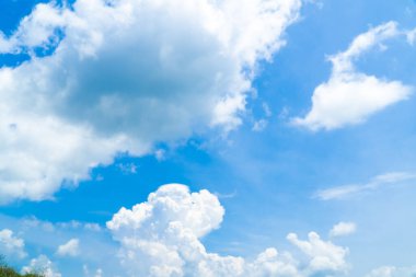 Güneşli bir günde yayılan beyaz bulutlu mavi gökyüzü