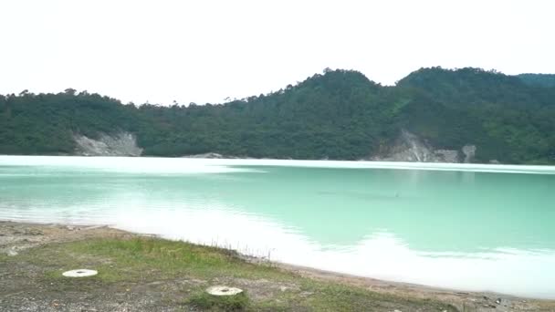 Vista del turismo natural del lago Bodas, Garut, Indonesia. Lago azul con vistas a las montañas con bosques verdes — Vídeos de Stock