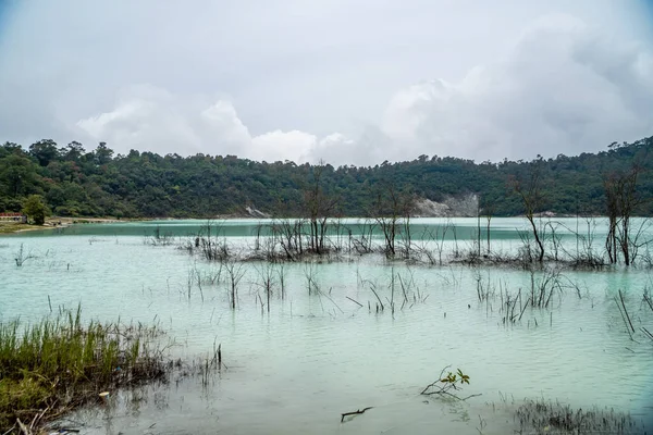 Het uitzicht op het Blauwe Meer en de natuurlijk groene Bergen — Stockfoto