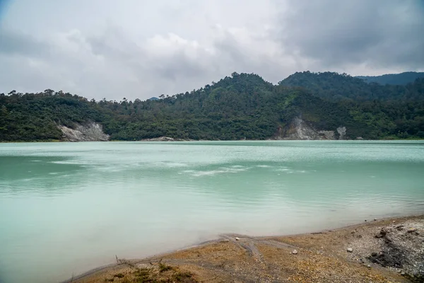 Природный пейзаж озера Бодас в туристической зоне Гарут, Индонезия — стоковое фото