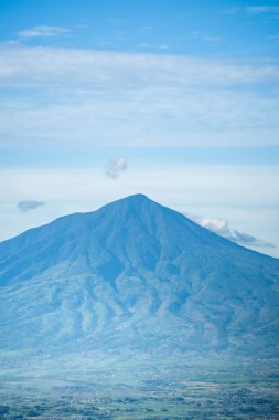 Endonezya 'daki dağların doğal manzarası