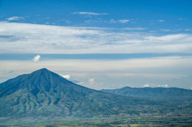 Endonezya 'daki dağların doğal manzarası