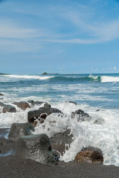 Естественный Вид Побережье Индонезии Солнечную Погоду Каранг Тавулан Пляжный Туризм — стоковое фото