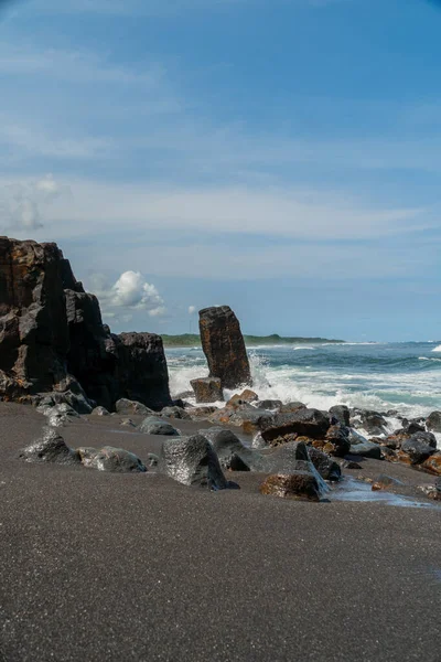 Естественный Вид Побережье Индонезии Солнечную Погоду Каранг Тавулан Пляжный Туризм — стоковое фото