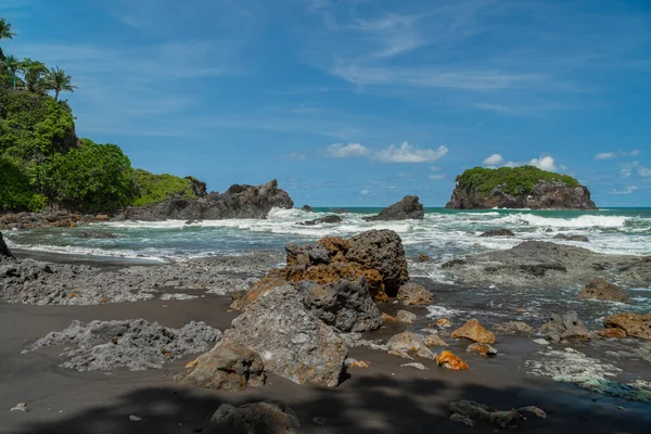 Endonezya 'da hava güneşliyken sahilin doğal görüntüsü. Endonezya 'daki Karang Tawulan plaj turizmi. Yüksek kaliteli fotoğraf.