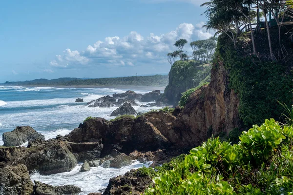 Endonezya 'da hava güneşliyken sahilin doğal görüntüsü. Endonezya 'daki Karang Tawulan plaj turizmi. Yüksek kaliteli fotoğraf.