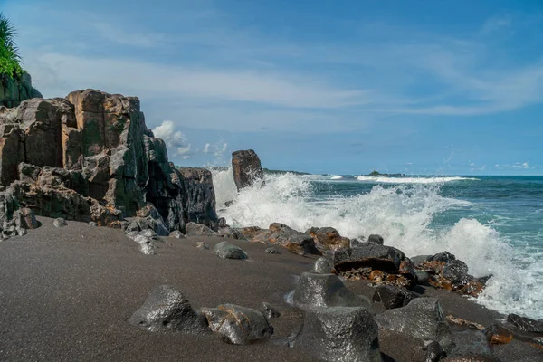 Endonezya 'da hava güneşliyken sahilin doğal görüntüsü. Endonezya 'daki Karang Tawulan plaj turizmi. Yüksek kaliteli fotoğraf.