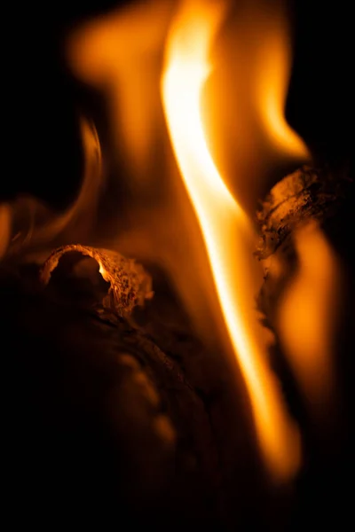 Yakın Çekim Ateş Kırmızı Turuncu Renkli Detay Dokusu Siyah Arkaplanda — Stok fotoğraf