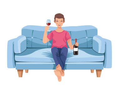 Adam kanepede şarap içiyor.