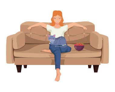 Kanepede çilek yiyen kadın.