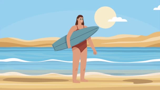 Jeune femme avec planche de surf sur la plage — Video