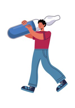 Adam aşı şişesini kaldırıyor.