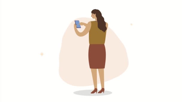 Frau mit Smartphone im Stehen — Stockvideo
