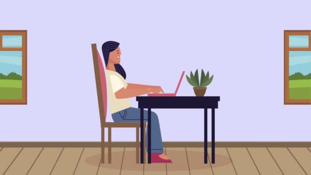 Женщина с помощью ноутбука в таблице — стоковое видео