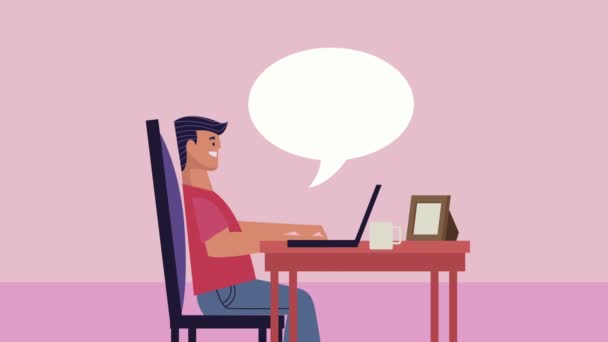 Pria menggunakan laptop di meja dengan gelembung bicara — Stok Video